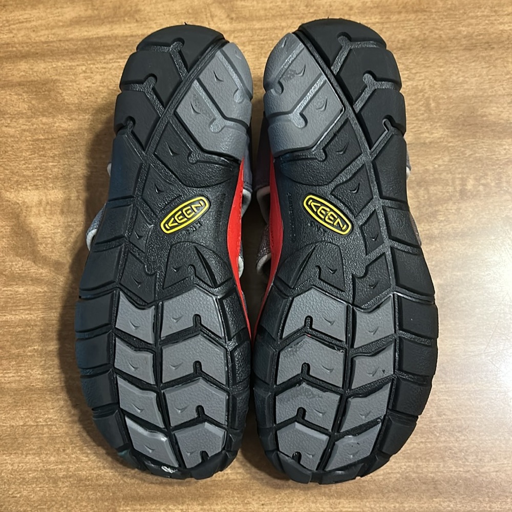 KEEN Seacamp II CNX Water Sandals Gray Red Kids US 5 EU 37 Hiking Shoes
G - Picture 6 of 17